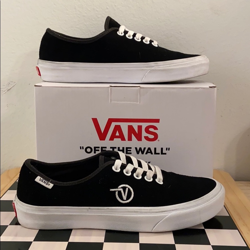 All suede black & white authentics